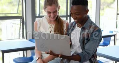 学生在教室里使用笔记本电脑
